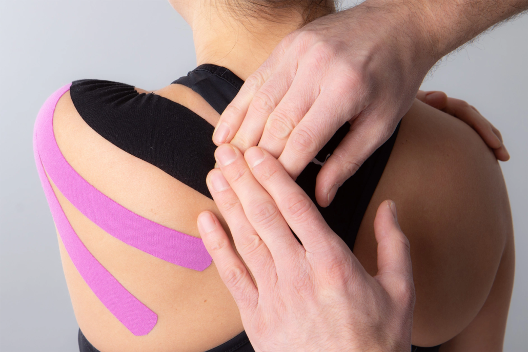 Lars Tepass mit Patientin in der Physiotherapie Tepass in Basel