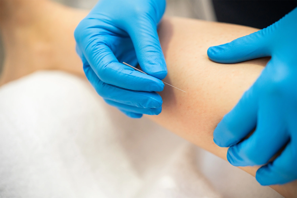 tepass-physiotherapie-basel-gundeli Lars Tepass mit Patientin in der Physiotherapie Tepass in Basel