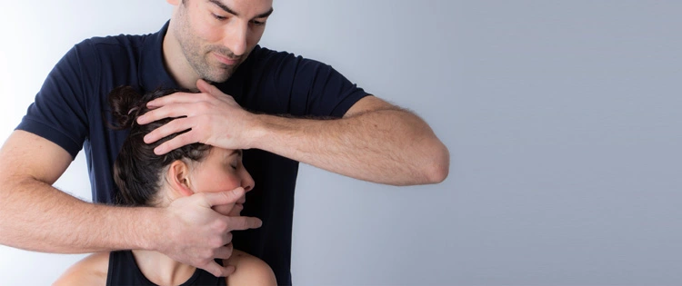 Lars Tepass mit Patientin in der Physiotherapie Tepass in Basel